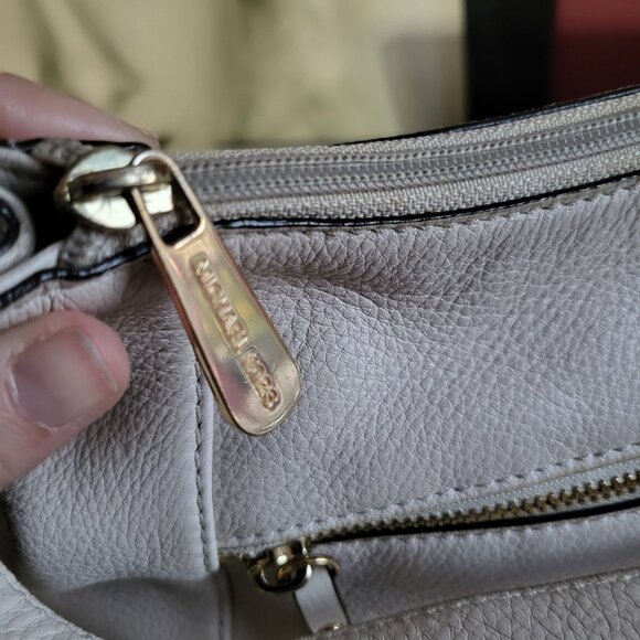 VINTAGE MICHAEL KORS PEBBLED CREAM LEATHER SHOULDER BAG - Picture 6 of 15